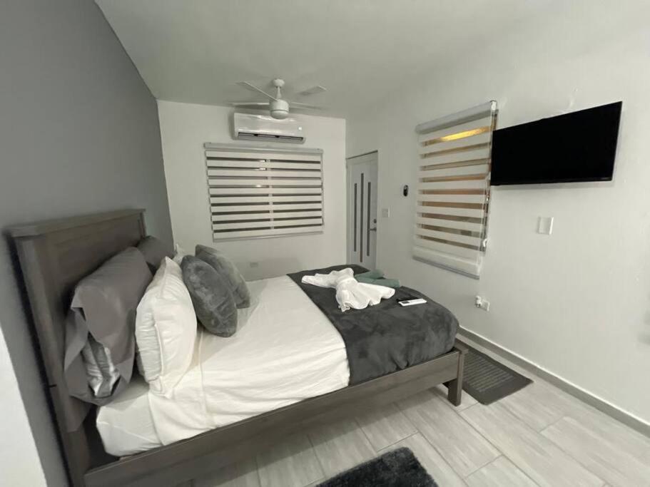 Urban Lodgings One @ Roosevelt 457 San Juan Bagian luar foto